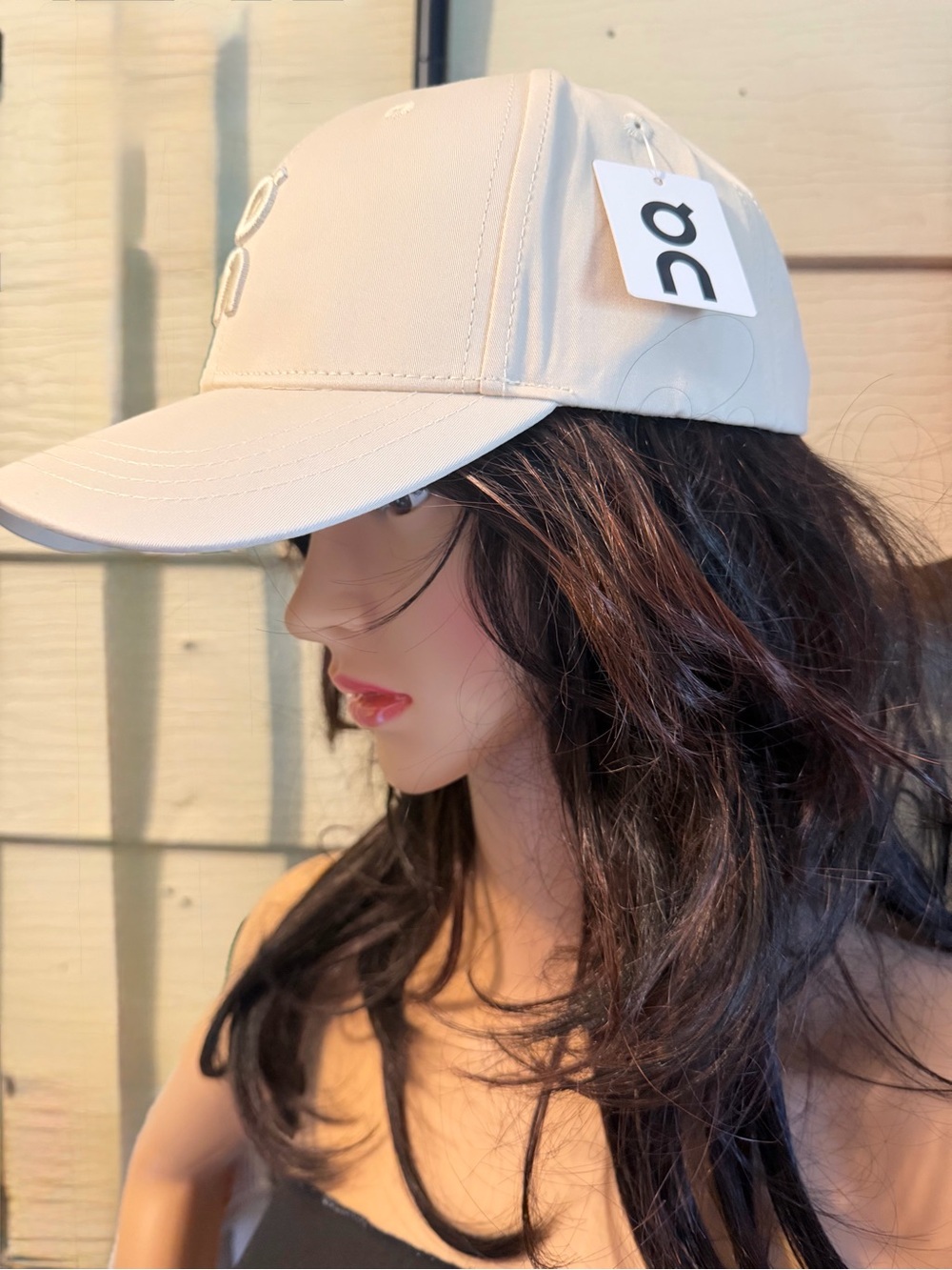 On Running Cream Curved-Brim Cap - Picture 2 of 9